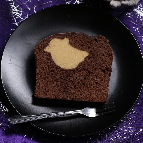 Peek-a-boo ghost 'boxed' pound cake