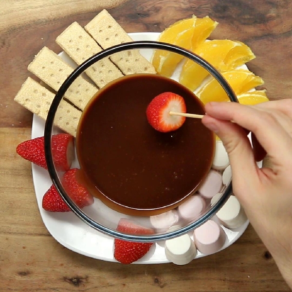 Boozy chocolate orange fondue