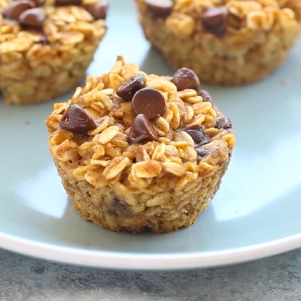Pumpkin chocolate chip baked oatmeal cups